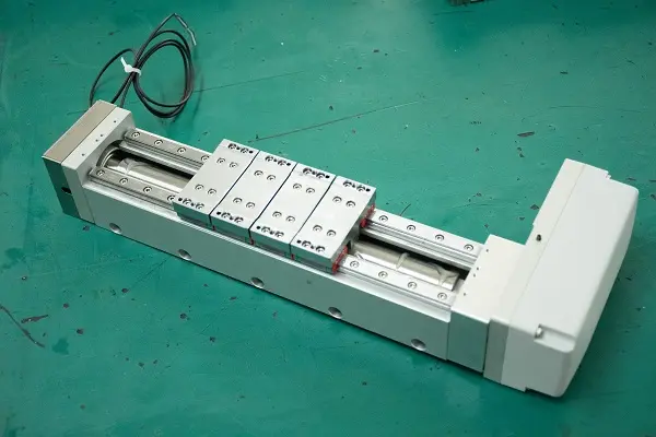 四工位变距模组