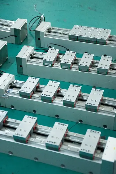 四工位变距模组