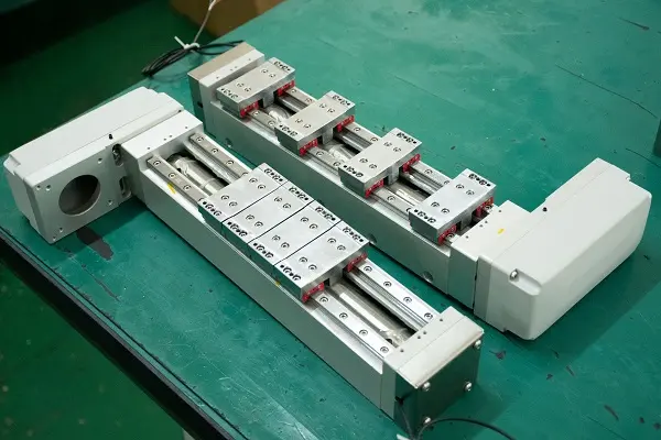 四工位变距模组